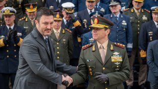 Petri saluda a Presti, el nuevo ministro de Defensa. Petri saluda a Presti, el nuevo ministro de Defensa.