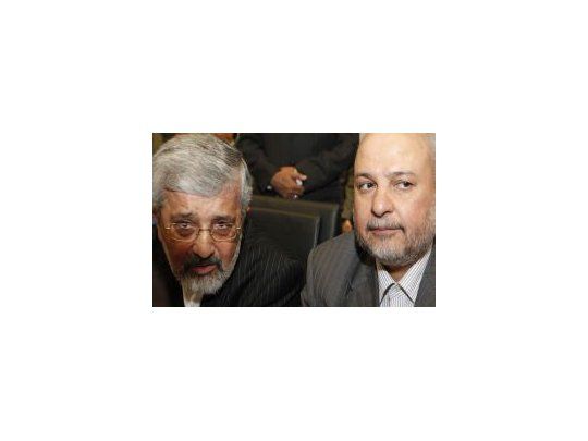 El ministro de Petróleo de Irán, Minister Masoud Mir Kazemi , junto a otro funcionario de ese país.