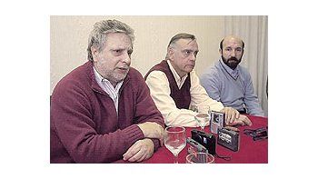 MarioLlambías,presidente deCRA, junto aJavier JayoOrdoqui,titular deCARBAP,luego dehaberleentregado elpetitorio alministro deAsuntosAgrariosbonaerense,Raúl Rivara.