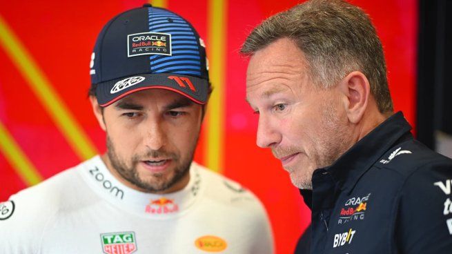Christian Horner platica con Checo Pérez. Para el jefe de Red Bull, el mexicano perdió tiempo en sobrepasar a Norris y Albon y esos fueron los momentos en donde perdió la posibilidad de ganar la carrera.