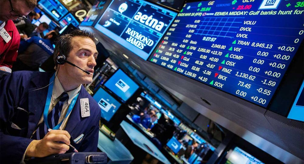 El FTSE 100 de Londres comenzó con un alza de 0,35%, el Dax de Fráncfort ganaba un 0,86% y el CAC 40 de París un 0,45%.