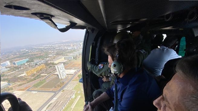 El presidente Bolsonaro sobrevuela Brasilia.