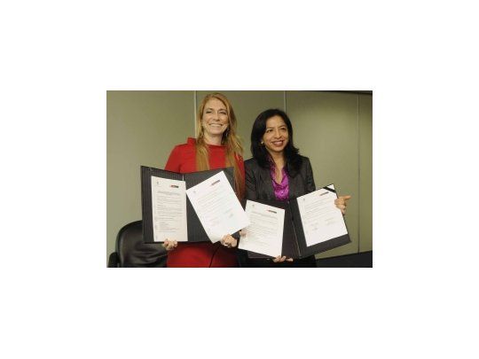 La ministra de Industria, Débora Giorgi, junto a su par peruana, Gladys Mónica Triveño Chan Jan.