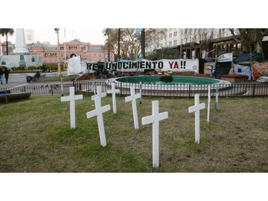 Una postal. La carpa improvisada, las cruces y las banderas ya son parte del paisaje habitual de la Plaza de Mayo. Foto: Mariano Fuchila