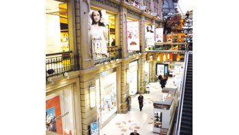 ámbito.com | Por ahora, los negocios están semivacíos: los consumidores apuestan a que la ropa bajará en pocas semanas.