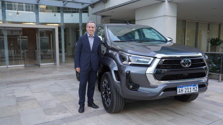 Salinas junto a la Toyota Hilux, modelo líder del mercado argentino, que celebró 20 años de liderazgo en el segmento y marca la fortaleza de la planta de Zárate Salinas junto a la Toyota Hilux, modelo líder del mercado argentino, que celebró 20 años de liderazgo en el segmento y marca la fortaleza de la planta de Zárate