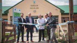 Representantes de Ford, concesionarios de la marca y autoridades locales, en plena inauguración