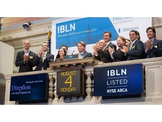Raúl Moreno y Alejandro Estrada, co-fundadores de iBillionaire, tocan la campana que abre la sesión en la Bolsa de Nueva York en agosto de 2014.