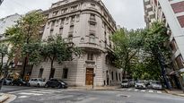 La esquina de Juncal y Uruguay exhibe la imponente volumetría curva diseñada por Christophersen, con ornamentación clásica, balcones de piedra y una fachada protegida por su valor patrimonial