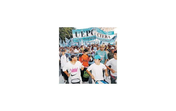 Los docentes de la provincia de Córdoba pararon y marcharon en reclamo de mejoras salariales, al igual que el pedido de medio país.