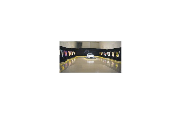 ámbito.com | Vista general de la exhibición de la Colección Gómez (capots del legendario Porsche GT2 pintados por reconocidos artistas argentinos y uruguayos) que llegó a Santiago del Estero tras una larga itinerancia por el mundo.
