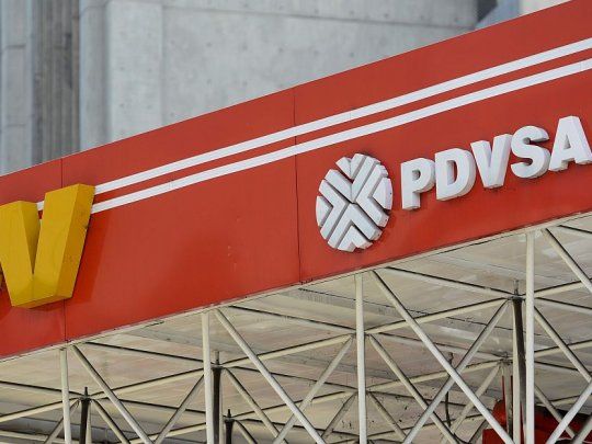 La petrolera estatal de Venezuela PDVSA ordenó a algunas estaciones de servicio cobrar en dólares el diésel.