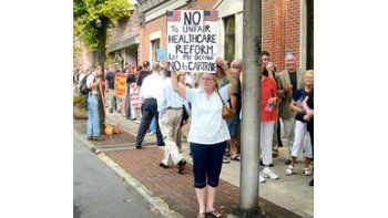 ámbito.com | Manifestantes portan carteles en la localidad de Lebanon, Pennsylvania, en contra de la reforma de salud de Barack Obama. Las protestas van in crescendo. Ya se produjeron escraches y episodios de violencia.