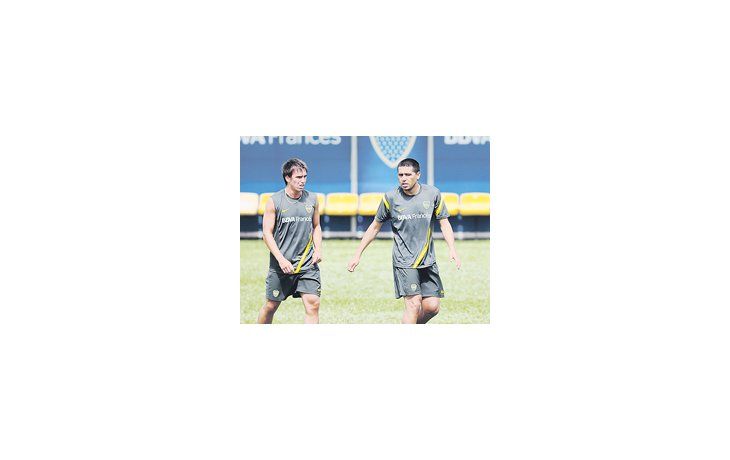 Juan Román Riquelme y Pablo Mouche serán titulares en Boca. El delantero le ganó la pulseada a Nicolás Blandi. Hoy comienza el Clausura jugando con Olimpo.