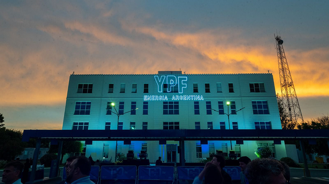 La Refinería La Plata cumple 100 años como corazón del sistema de refinación argentino y símbolo del desarrollo industrial nacional.