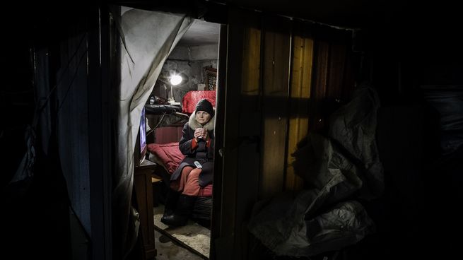 Un ciudadano se refugia de los ataques prorrusos.