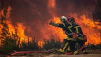 Bomberos trabajando en un incendio en Gironda, al suroeste de Francia.