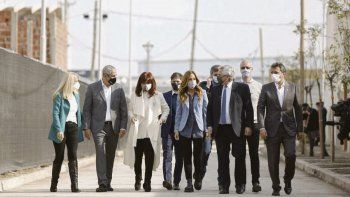 Todos. Verónica Magario, Axel Kicillof, Cristina de Kirchner, Máximo Kirchner, Victoria Tolosa Paz, Daniel Gollán y Sergio Massa rodearon ayer al Presidente en el acto de entrega de viviendas en Avellaneda.&nbsp;