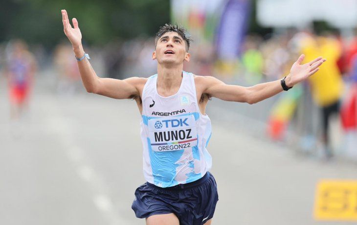 Historia grande. Eulalio Muñoz finaliza la Maratón en el Mundial de Oregón y se convierte en el primer argentino en cruzar la meta en ese torneo.