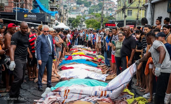 Bruno Itan fotografió el momento en el que las familias trasladaban los cuerpos a la plaza. Bruno Itan fotografió el momento en el que las familias trasladaban los cuerpos a la plaza.