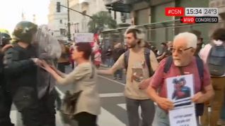Un fuerte operativo de seguridad le impide a los manifestantes hacer un rodeo al edificio legislativo para reclamar.