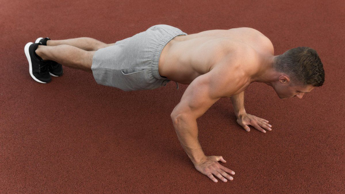 The unexpected celebration of a man after proposing his partner in the gym that went viral