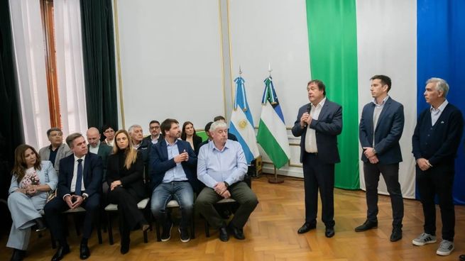 El acto de la firma de la Compensación Financiera Transitoria para 14 municipios se realizó en la Casa de Gobierno.