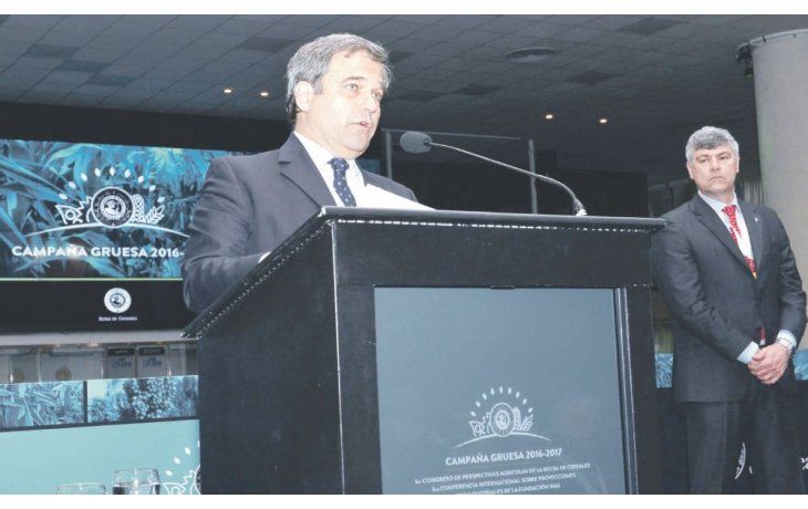Apertura. Ricardo Valderrama, presidente de la Bolsa de Cereales de Buenos Aires y el ministro de Agroindustria de la Nación, Ricardo Buryaile, se mostraron optimistas durante la apertura del evento.