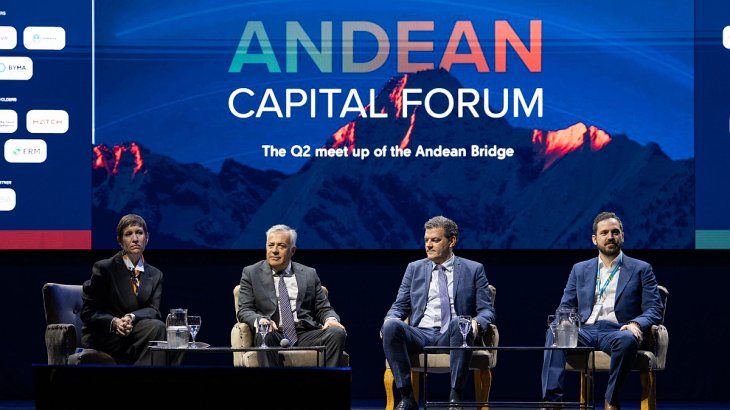 Alfredo Cornejo, junto a la ministra de Energía y Ambiente, Jimena Latorre; el director de Sudamérica de Toronto Stock Exchange, Guillaume Légaré, y el cofundador de IN-VR, Stelios Papagrigoriou.