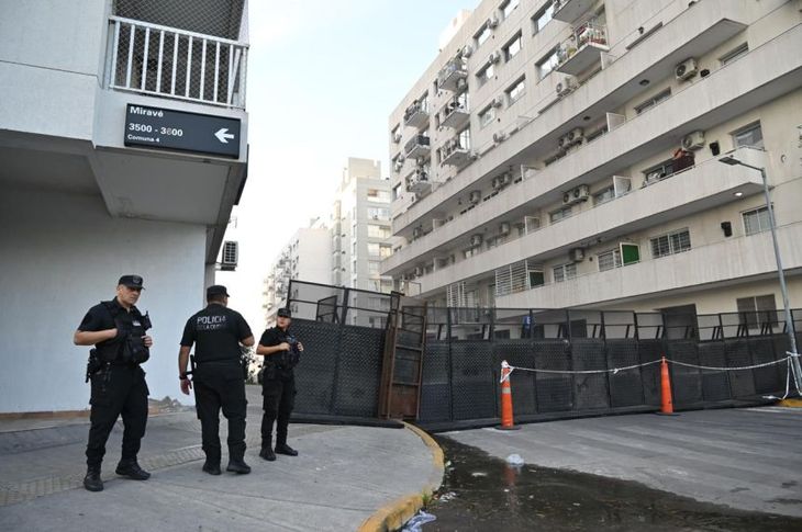 Operativo de seguridad en el acceso al complejo Estación Buenos Aires, en Parque Patricios, tras el derrumbe de una losa en el sector de cocheras que obligó a evacuar a los residentes Operativo de seguridad en el acceso al complejo Estación Buenos Aires, en Parque Patricios, tras el derrumbe de una losa en el sector de cocheras que obligó a evacuar a los residentes