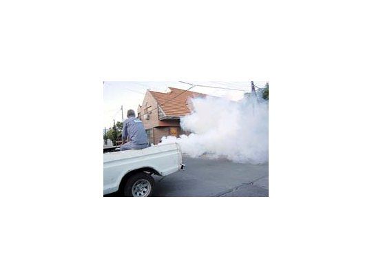Las tareas de fumigación se profundizaron ayer en varias zonas de la provincia de Buenos Aires, comoQuilmes, donde se detectaron dos casos.