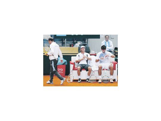 Nalbandian en un parate del entrenamiento junto con Schwank. El cordobés resaltó la importancia de la Davis en su calendario.