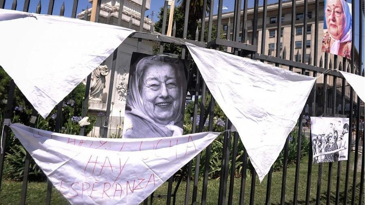 Las restos de Hebe de Bonafini ya descansan en Plaza de Mayo