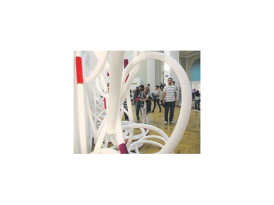 Instalación de Dolores May, «La gran caña», en el foyer de entrada del Auditorium