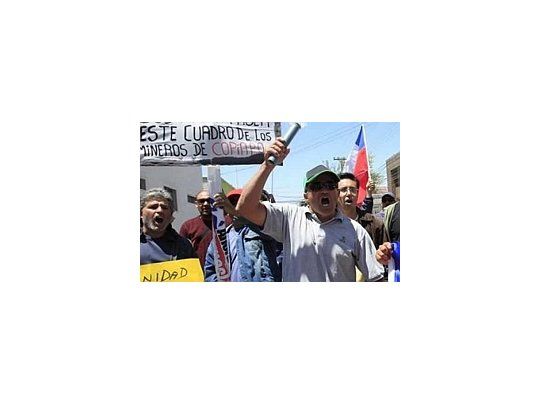 Los trabajadores de la mina chilena Collahuasi deciden si irán a huelga la próxima semana