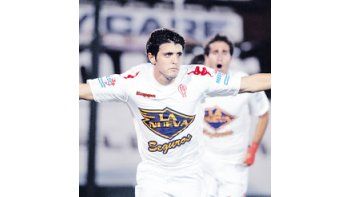 Javier Cámpora quiere volar para festejar el gol de Huracán, que en el debut de Roberto Pompei como técnico sólo logró un punto.