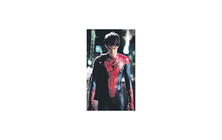 Andrew Garfield, el actor que suplirá a Toby Maguire en la cuarta película del Hombre araña, posa con el traje que estrenará el personaje en ese film.