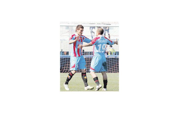 Bergessio festejó su primer gol en el Calcio para Catania.