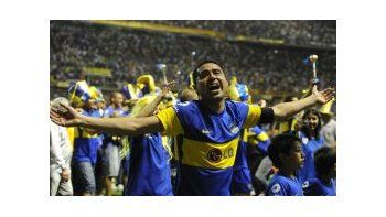 Feliz. Riquelme celebra su décimo título en Boca.