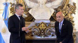 Mauricio Macri toma juramento a Gustavo Arribas. (Foto: archivo)