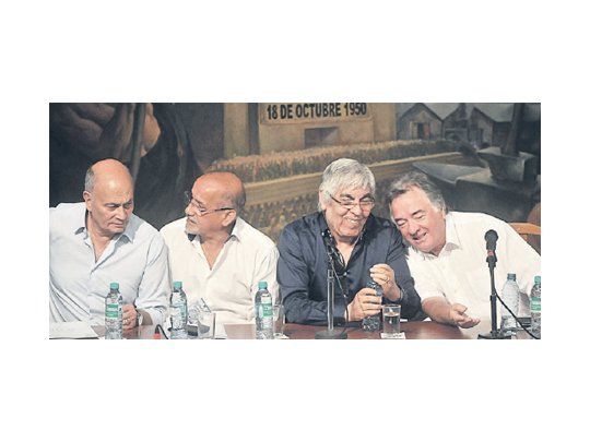 El Comité Central Confederal reunió ayer las versiones opositoras de la CGT. Hugo Moyano y Luis Barrionuevo condujeron el debate, acompañados por Gerónimo Venegas y Abel Frutos, a la izquierda del camionero.
