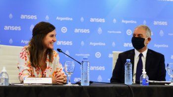 La titular de la ANSES, Fernanda Raverta, junto al ministro de Justicia y Derechos Humanos de la provincia de Buenos Aires, Julio Alak.