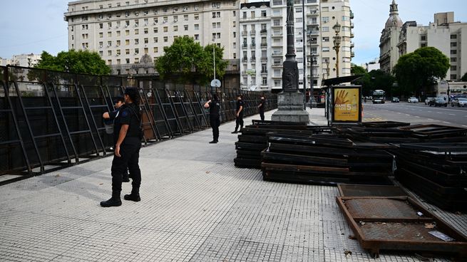 Las fuerzas de Seguridad preparan un fuerte operativo en los alrededores del Congreso. (Maximiliano Luna / NA)