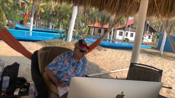 El icónico santuario de Acapulco del actor, dañado por un huracán, sale a la venta El icónico santuario de Acapulco del actor, dañado por un huracán, sale a la venta