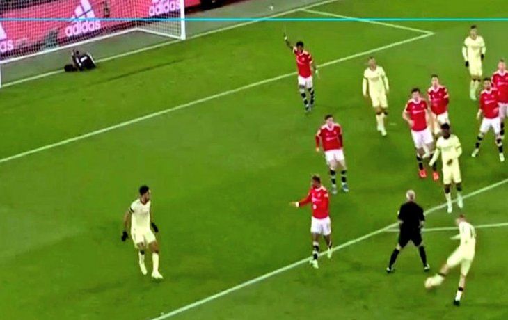 Polémica. Arsenal abre el marcador ante Manchester United con David De Gea tirado en el piso y de espaldas a la jugada.