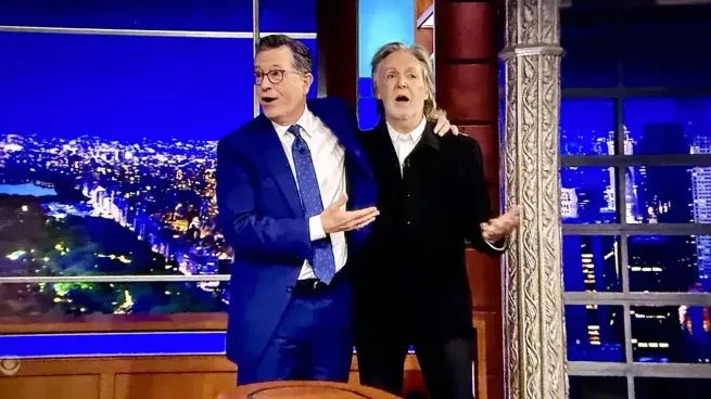 Colbert y McCartney en el último protrama de The Late Show.