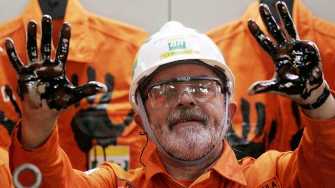 Lula da Silva durante una visita a una planta de Petrobras durante su gobierno.