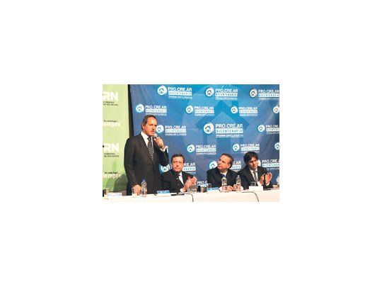 Daniel Scioli cruzó ayer a Viedma, Río Negro, junto a Miguel Pichetto, preparativo para la carrera que lanzará luego de las elecciones de octubre. En la foto,  Alberto Weretilneck y Diego Bossio.