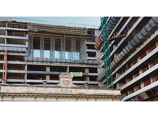 Inconclusa. La vieja casona de 1900 rodeada por las torres sin terminar.