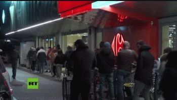 Por el coronavirus se generan largas filas en los supermercados de Italia